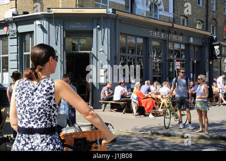 Bar und Restaurant im trendigen Lauriston Road in Victoria Park Vilage, im Osten London E9 Stockfoto