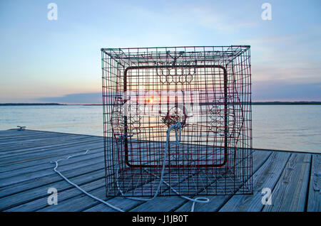 Sonnenuntergang über Krabbenfalle auf South Carolina Dock angezeigt Stockfoto