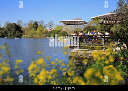 Lakeside Pavillon Cafe Crown Gate East, am West-See, im Victoria Park, London E3 Stockfoto