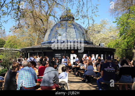 Lakeside Pavillon Cafe Crown Gate East, am West-See, im Victoria Park, London E3 Stockfoto