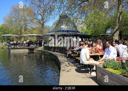 Lakeside Pavillon Cafe Crown Gate East, am West-See, im Victoria Park, London E3 Stockfoto