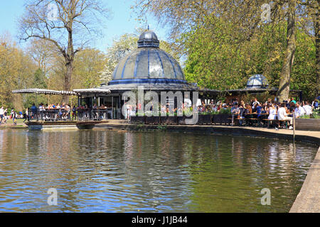 Lakeside Pavillon Cafe Crown Gate East, am West-See, im Victoria Park, London E3 Stockfoto