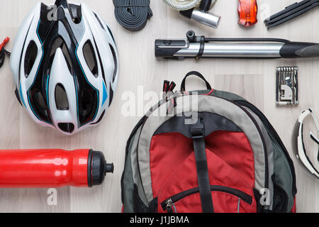 Radfahrer-Zubehör auf hölzernen Hintergrund Stockfoto