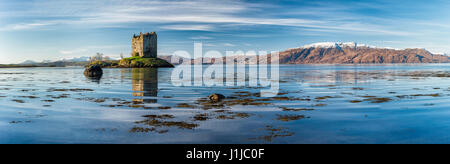 Panorama von Castle Stalker in Loch Linnhe, Hochland, Glencoe, Schottland Stockfoto