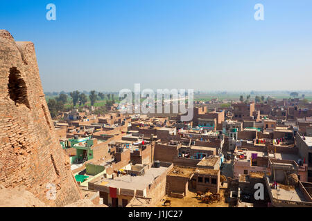 tägliche Aktivitäten in den Vororten von Hanumangarh Stadt angesehen von den restaurierten Mauern der Bhatner Festung Rajasthan mit den umliegenden landwirtschaftlichen Flächen unter einem blauen sk Stockfoto