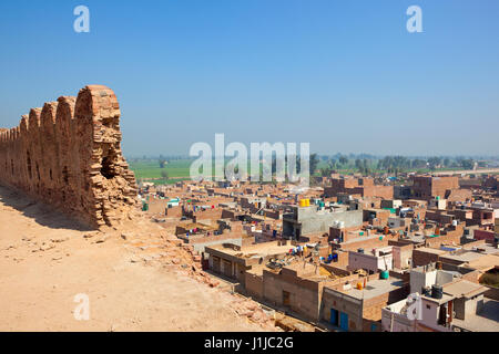 Restaurierungsarbeiten an der historischen Stätte von Bhatner Fort Hanumangarh Rajasthan Indien mit Blick auf die Stadt und Land unter einem strahlend blauen Himmel Stockfoto