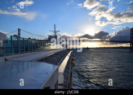 MS Balmoral Abflug Lissabon in Abendsonne Stockfoto