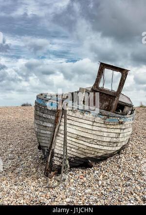 Wrack eines Fischerbootes gestrandet auf Schindel bei Dungeness, Kent, England Stockfoto