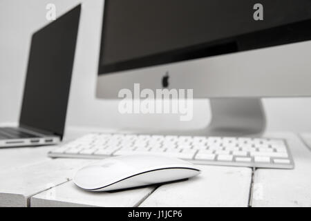 Belgrad, Serbien - 8. März 2017: Computer iMac und MacBook Laptop auf dem Tisch. iMac ist ein all-in-One Macintosh-Desktop-Computer entwickelt, eine Stockfoto