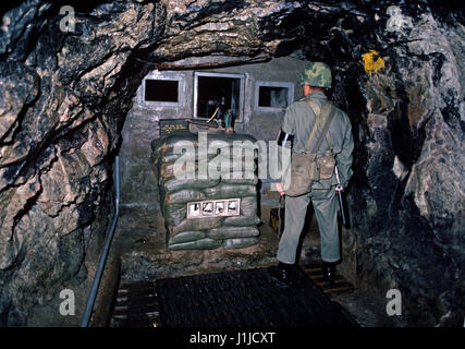 Südkoreanische Bewachung Tunnel von Nordkorea in den frühen 70er Jahren gebaut... In allen 4 Tunneln waren, gebaut von den Nordkoreanern und nur im Jahre 1974 erkannt., Koreanisch Dimilitarized Zone, DMZ-Linie Stockfoto
