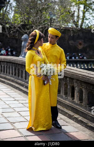 HUE, VIETNAM - 19. Februar 2017: Unidentified Hochzeitspaar im königlichen Palast in Hue, Vietnam. Traditionelle vietnamesische Hochzeit ist eines der meisten impor Stockfoto