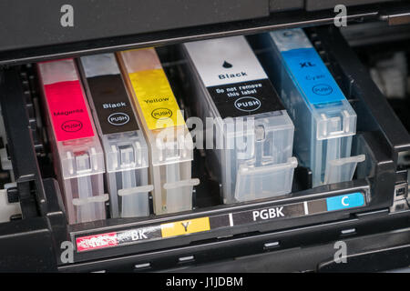 Tintenpatronen Drucker - offene Tintenstrahldrucker Stockfoto