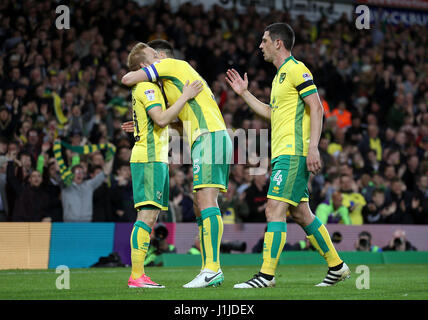 Norwich City Alex Pritchard (links) feiert mit seinen Teamkollegen nach seiner Seite das zweite Tor während der Himmel Bet Meisterschaftsspiel Carrow Road, Norwich. Stockfoto