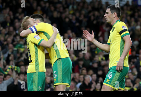 Norwich City Alex Pritchard (links) feiert mit seinen Teamkollegen nach seiner Seite das zweite Tor während der Himmel Bet Meisterschaftsspiel Carrow Road, Norwich. Stockfoto