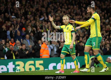 Norwich City Alex Pritchard (links) feiert mit Teamkollege Mitchell Dijks nach seiner Seite das zweite Tor während der Himmel Bet Meisterschaftsspiel Carrow Road, Norwich. Stockfoto