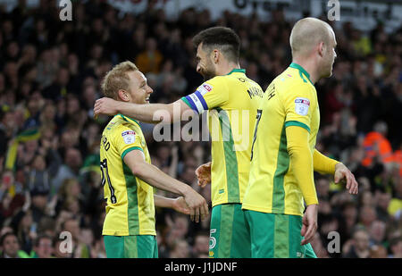 Norwich City Alex Pritchard (links) feiert mit Teamkollegen Russell Martin nach seiner Seite das zweite Tor während der Himmel Bet Meisterschaftsspiel Carrow Road, Norwich. Stockfoto