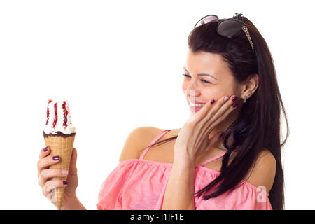 Frau im Kleid mit Sonnenbrille mit Eis Stockfoto