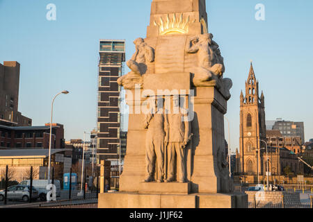 Denkmal, Titanic, Besatzung, Sonnenuntergang, Pier Head, Liverpool, Merseyside, England, UNESCO, Weltkulturerbe-Stadt, Stadt, Nord, Nord, England, Englisch, UK., Großbritannien Stockfoto