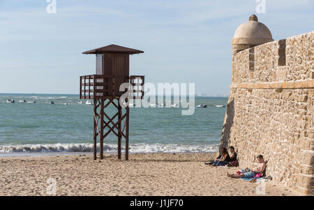 Blick auf den Strand Rettungsschwimmer Tower, Burg von San Sebastian in La Caleta Strand, Cádiz, Andalusien, Spanien Stockfoto