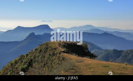 Am frühen Morgen in Ghale Gaun, Annapurna Conservation Area. Berge und Hügel an einem Tag Kauz. Stockfoto