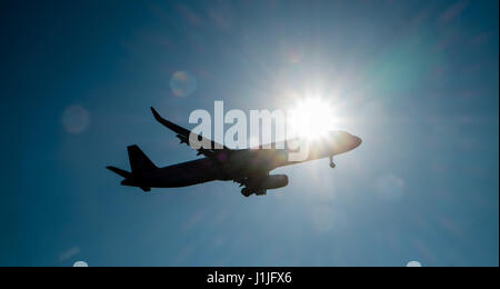 Turkish Airlines, Flugzeug, Kontur, sonniger, Tag, Blendung, Landung, nähert sich, Start-und Landebahn, Manchester, Flughafen, Stadt, Nord, Nord, England, UK., Großbritannien, England, GB Stockfoto