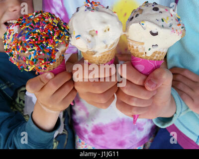 Nahaufnahme von drei Eistüten statt drei Kinder zu Beginn des Sommers oder am Ende des Schuljahres zu feiern. Stockfoto