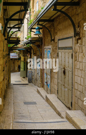 NAZARETH, ISRAEL - 14. April 2017: Eine Gasse in der Altstadt, mit lokalen Unternehmen und ein Einheimischer in Nazareth, Israel Stockfoto