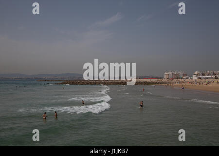 Der Strand von Cascais, Lissabon, Portugal. Stockfoto