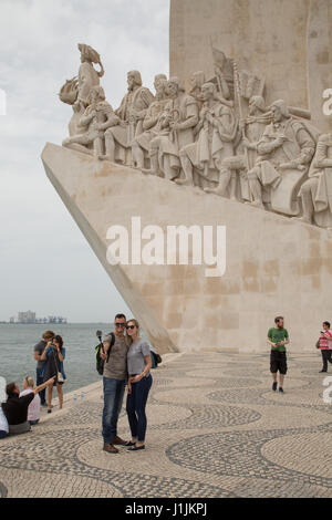 Menschen, die das Denkmal der Entdeckungen in Lissabon, Portugal zu fotografieren. Stockfoto