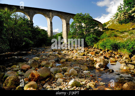 Glenfinnan-Viadukt, der West Highland Railway, zwischen Fort William und Mallaig trägt. Aus dem Bett des Flusses Finnan gesehen. Stockfoto