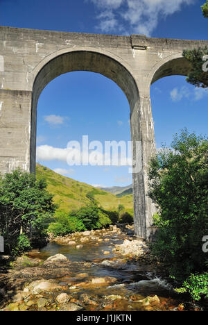 Glenfinnan-Viadukt, der West Highland Railway, zwischen Fort William und Mallaig trägt. Aus dem Bett des Flusses Finnan gesehen. Stockfoto