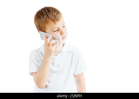 Little Boy Musik hören und sprechen über Telefon mit weißem Hintergrund Stockfoto