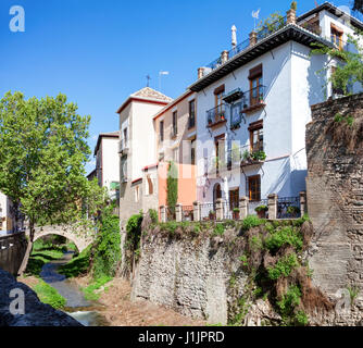 Altbauten auf Carrera del Darro Straße in schönen Frühlingstag, Granada, Spanien. Stockfoto