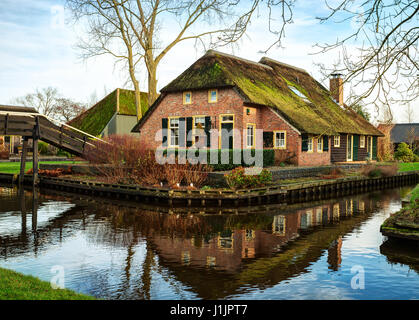Blick auf Kanal in Giethoorn, Niederlande Stockfoto