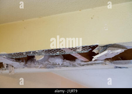 Große Verwirrung aus einer Untersicht Demo während einer home Renovierung und Umgestaltung in ein Wohnhaus. Stockfoto