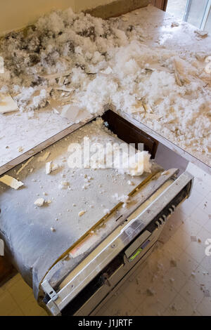 Große Verwirrung aus einer Untersicht Demo während einer home Renovierung und Umgestaltung in ein Wohnhaus. Stockfoto