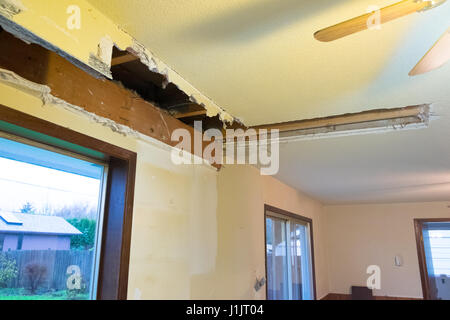 Große Verwirrung aus einer Untersicht Demo während einer home Renovierung und Umgestaltung in ein Wohnhaus. Stockfoto