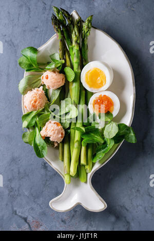 Grüner Spargel mit Ei gekocht Stockfoto