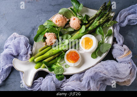 Grüner Spargel mit Ei gekocht Stockfoto