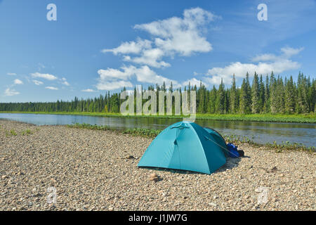 Wanderung durch den Nationalpark. Zelten am Ufer des Flusses im nördlichen Ural. Stockfoto