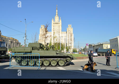 Militär Fahrzeug auf der Straße vor einer Siegesparade Probe im Roten Platz in Moskau. Stockfoto