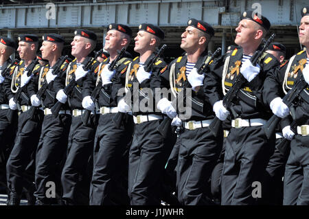 Russische Marine-Infanteristen sind vom Roten Platz in Moskau nach der Siegesparade zurück. Stockfoto