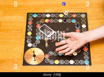 Brettspiel. Hand mit blauen Würfel. Kasino Stockfoto