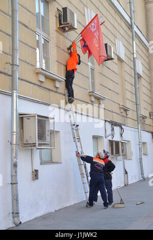 Städtische Arbeiter Installation flags zum Tag des Sieges in Moskau feiern. Stockfoto