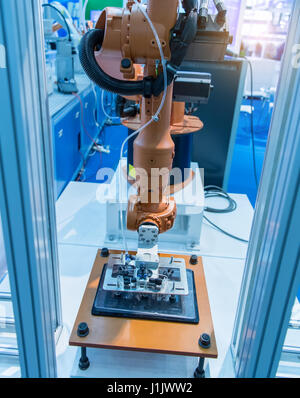 Roboterarm Werkzeugmaschinen in industrieller Fertigung Werk, Industrie 4.0 Konzept der Smart Factory. Stockfoto