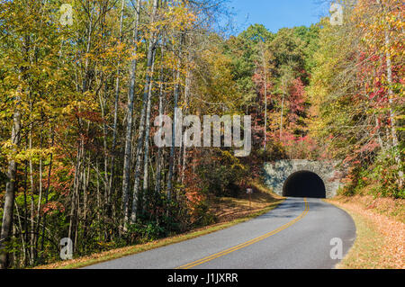 <span class='wsc Untertitel'> swain County, Cherokee, North Carolina • United States</span> Sherrill cove Tunnel auf der Blue Ridge Parkway ist eine avera Stockfoto