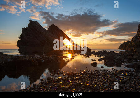 Ein Blick auf den Bogen Geige Felsen im Morgengrauen am Portknockie auf den Moray Firth, Schottland, Vereinigtes Königreich Stockfoto