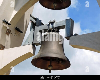 Detail von einem großen Bronzeglocke eines Glockenspiels Stockfoto