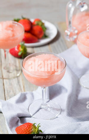 Kalte erfrischende gefrorenen Frosé Rosé Wein Cocktail im Sommer Stockfoto