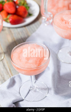 Kalte erfrischende gefrorenen Frosé Rosé Wein Cocktail im Sommer Stockfoto